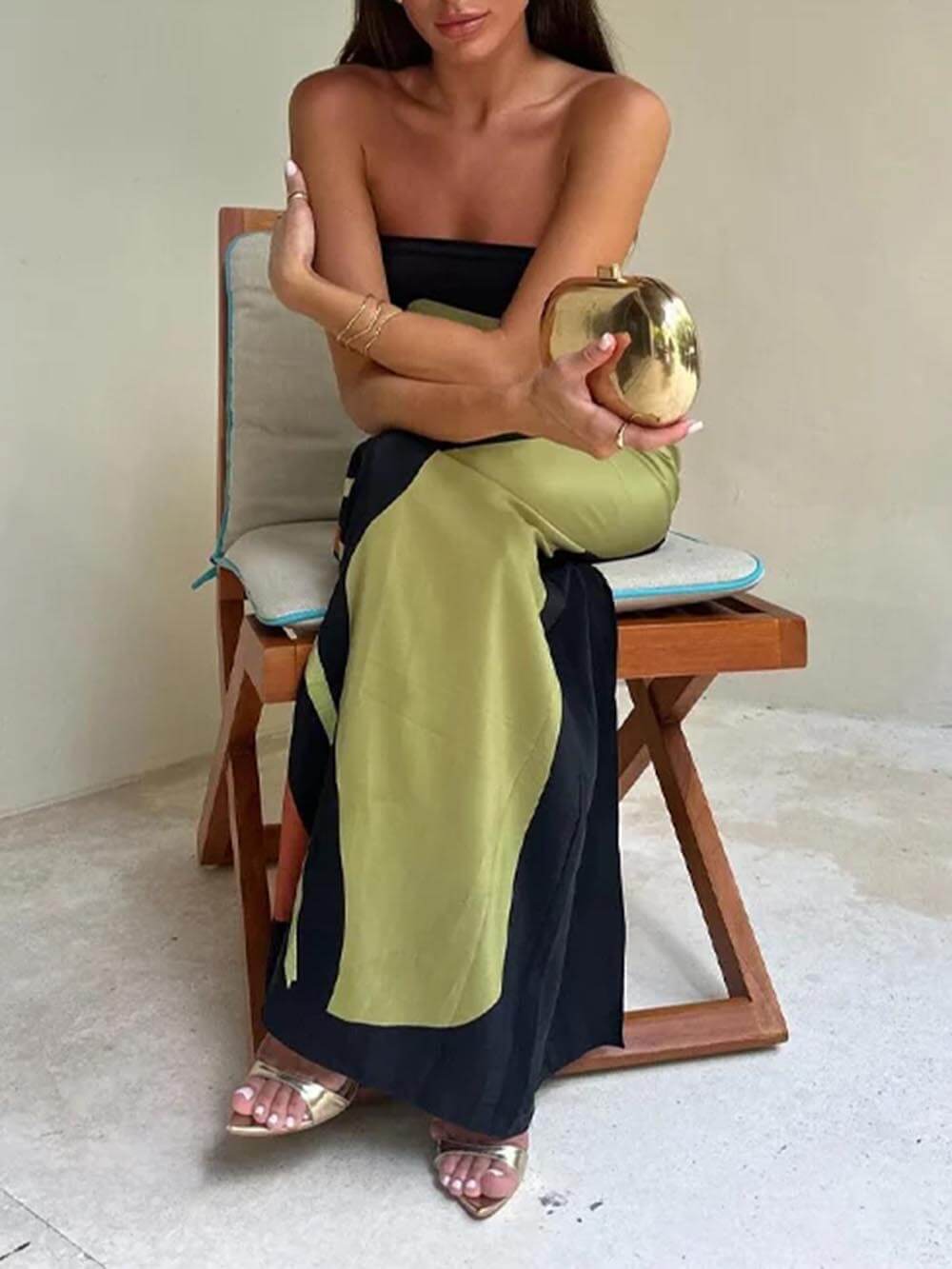 Vestito lungo con stampa alla moda, spalle scoperte e senza maniche a contrasto