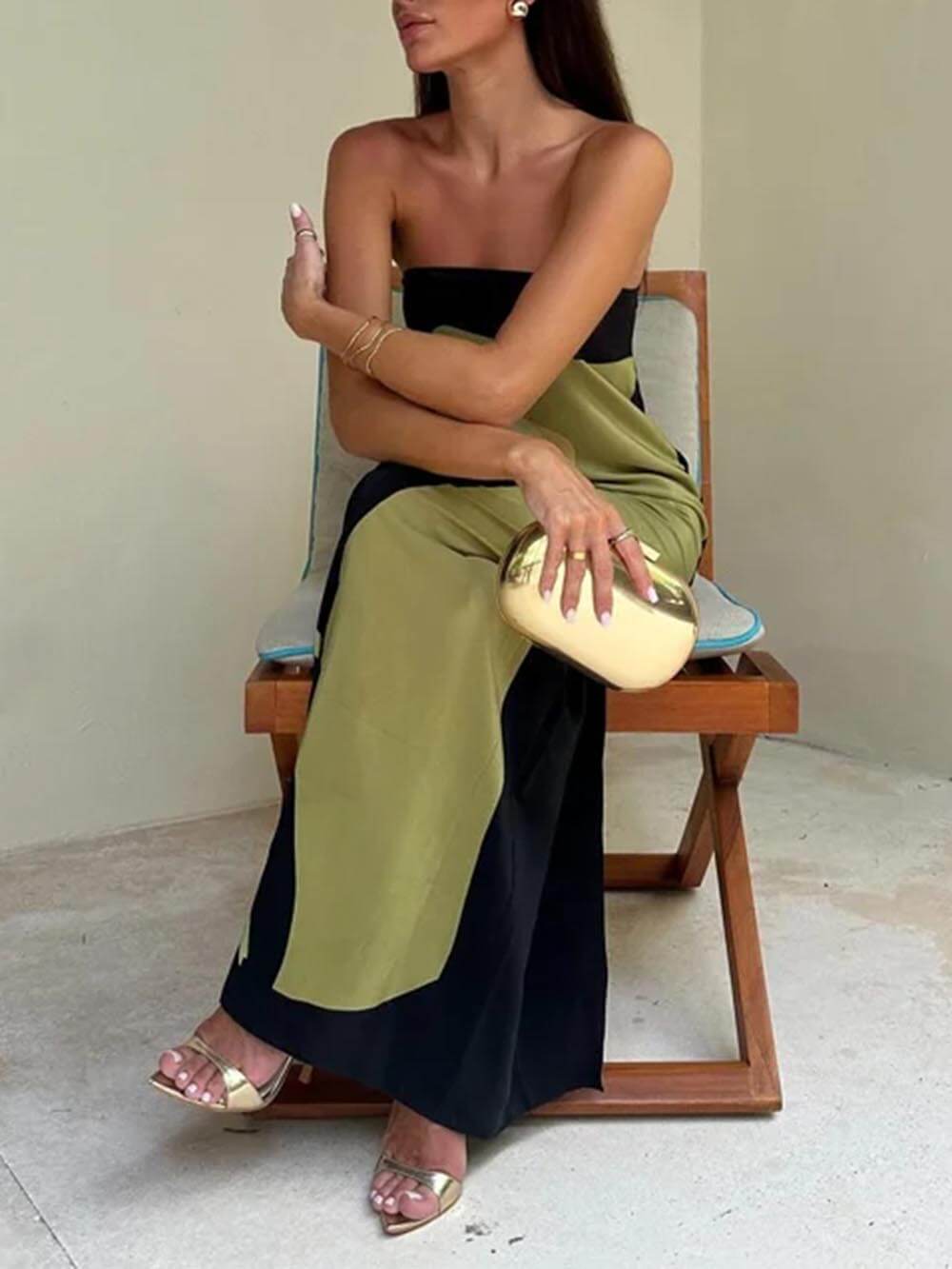 Vestito lungo con stampa alla moda, spalle scoperte e senza maniche a contrasto