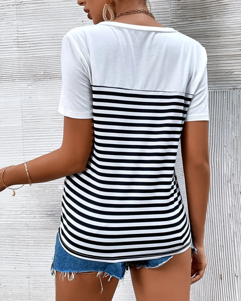 T-shirt versatile a righe con scollo a V