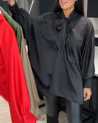 Con nastro monocolore e camicetta elegante