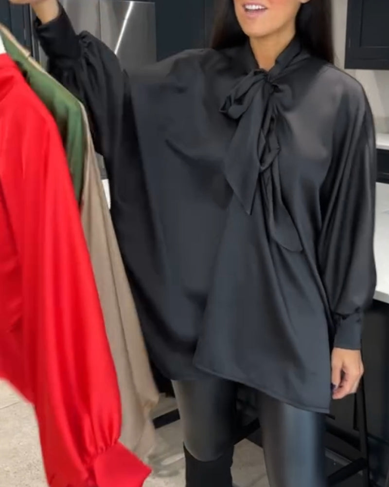 Con nastro monocolore e camicetta elegante