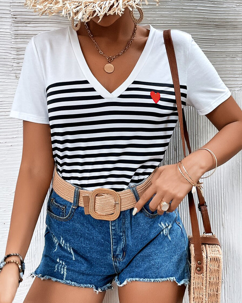 T-shirt versatile a righe con scollo a V