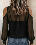Set due pezzi con camicia trasparente a spalla scoperta e canotta