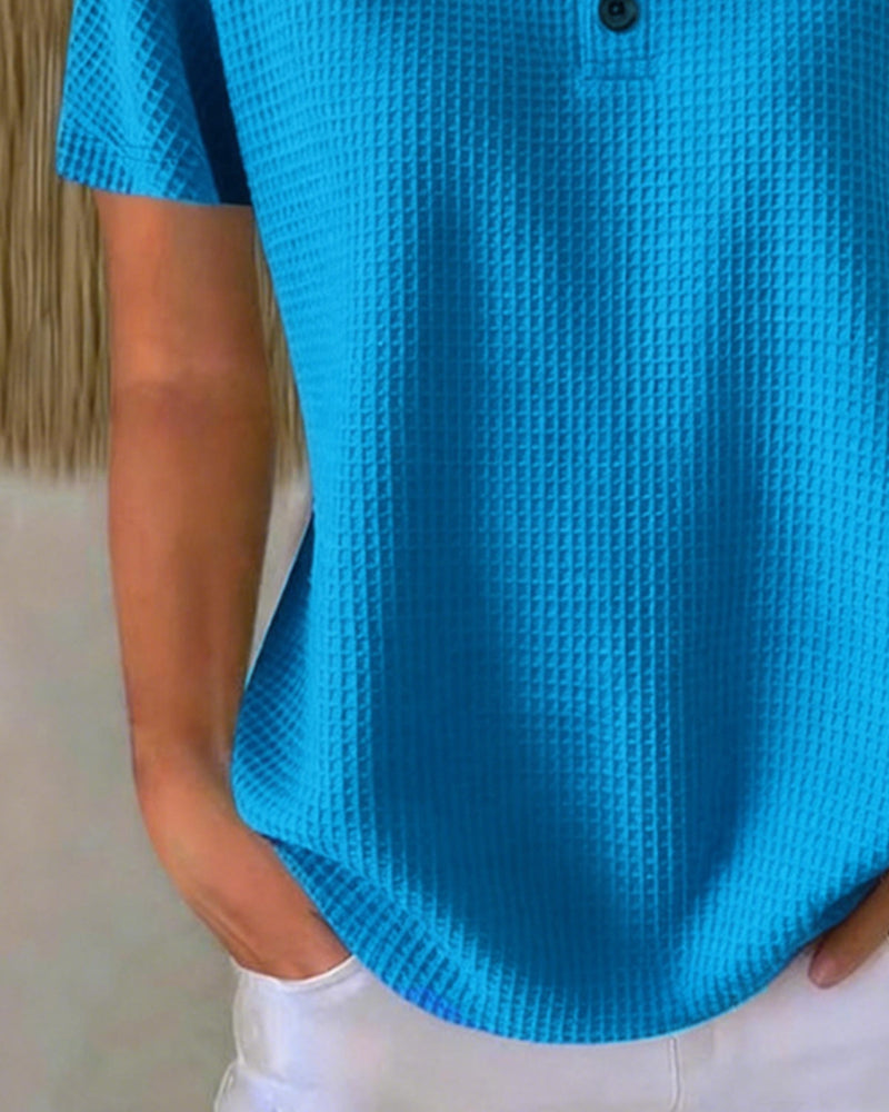 T-shirt a V sbottonato casual