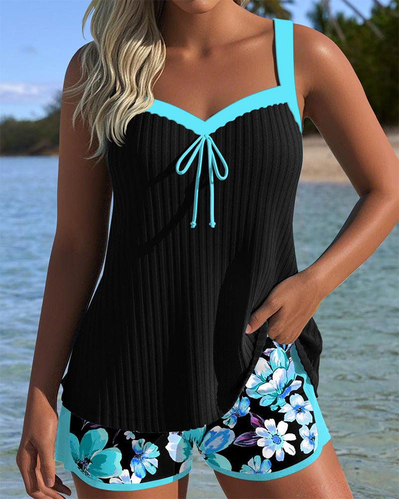Tankini con scollo a V stampato con pantaloncino sportivo