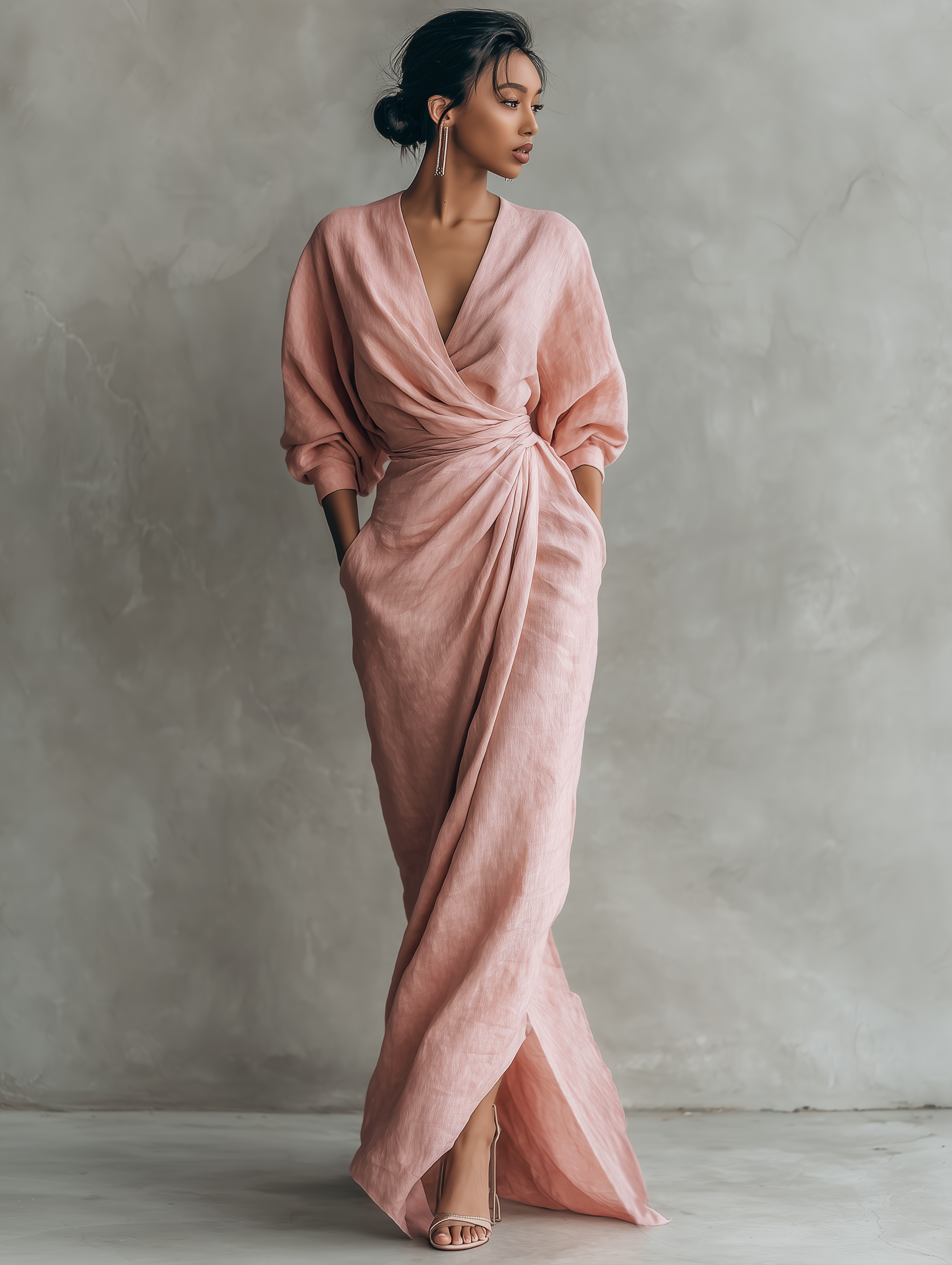 Vestito lungo minimalista rosa con scollo a V in misto lino da donna