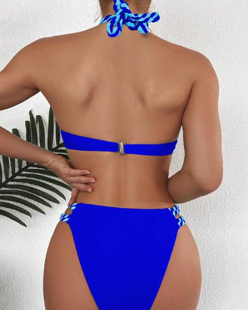 Bikini a fascia color block con scollo all'americana