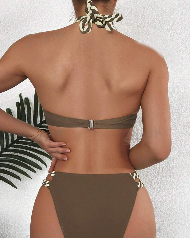 Bikini a fascia color block con scollo all'americana