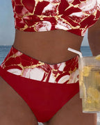 Bikini con bretelle e intagli design