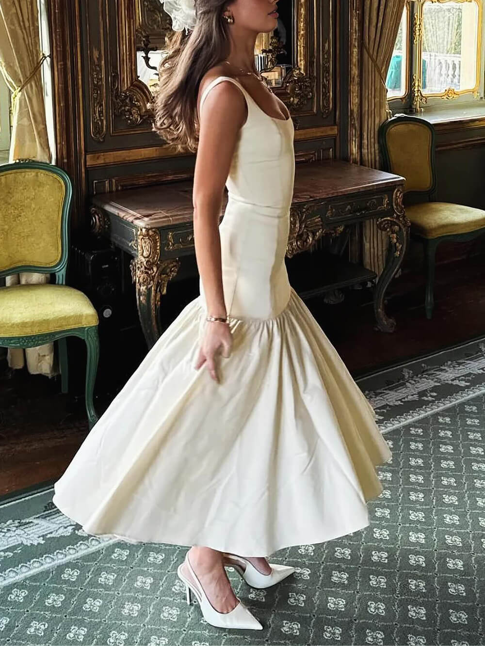 Abito midi elegante con scollo quadrato e spalline larghe con vita scesa