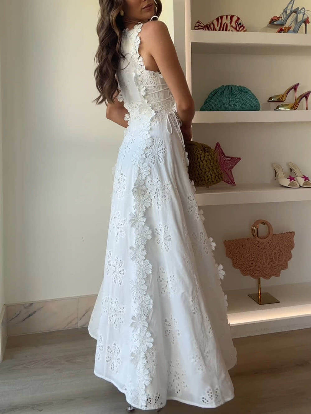 Maxi Abito Delicato In Pizzo Con Gancio E Lacci Sui Lati