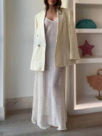 Abito lungo elegante svasato a balze con scollo all'americana e spalline sottili all'uncinetto