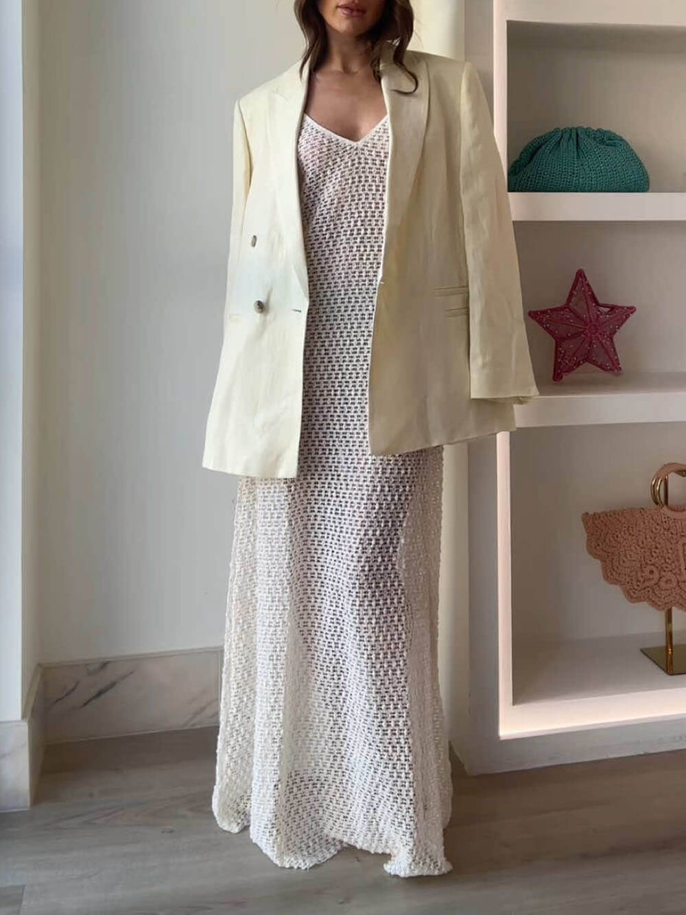 Abito lungo elegante svasato a balze con scollo all'americana e spalline sottili all'uncinetto
