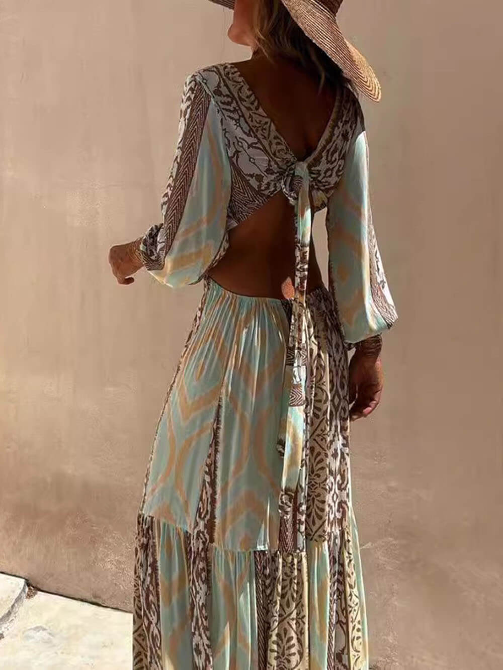Vestito con scollo a V, stampa traforata unica e vita scoperta con fiocco