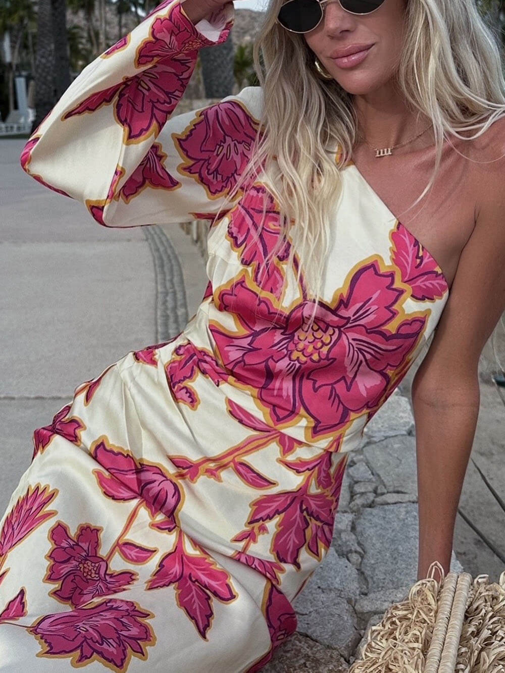 Vestito lungo svasato monospalla in raso con stampa floreale, pezzo unico