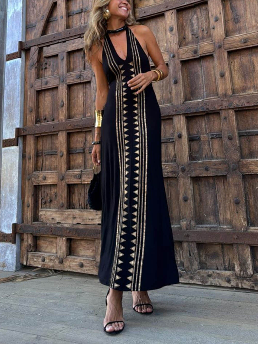 Maxi abito Meret Gold con stampa geometrica, scollo all'americana e schiena scoperta