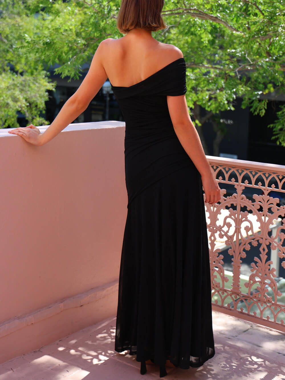 Abito lungo elasticizzato con spalle scoperte, arricciato e in rete Elegance Effortless