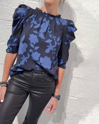 Camicia con maniche a sbuffo e volant