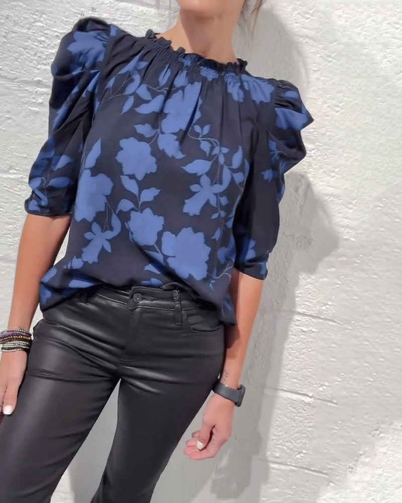 Camicia con maniche a sbuffo e volant