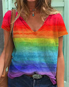 T-shirt casual con scollo a V e stampa arcobaleno