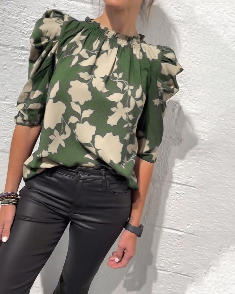 Camicia con maniche a sbuffo e volant