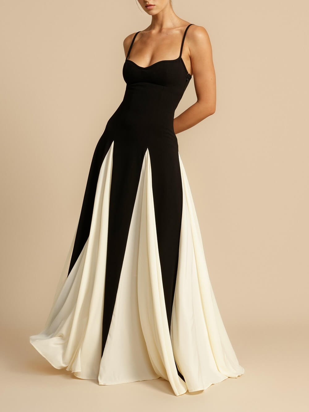 Abito lungo sottoveste svasato in tulle a pannelli Elegance
