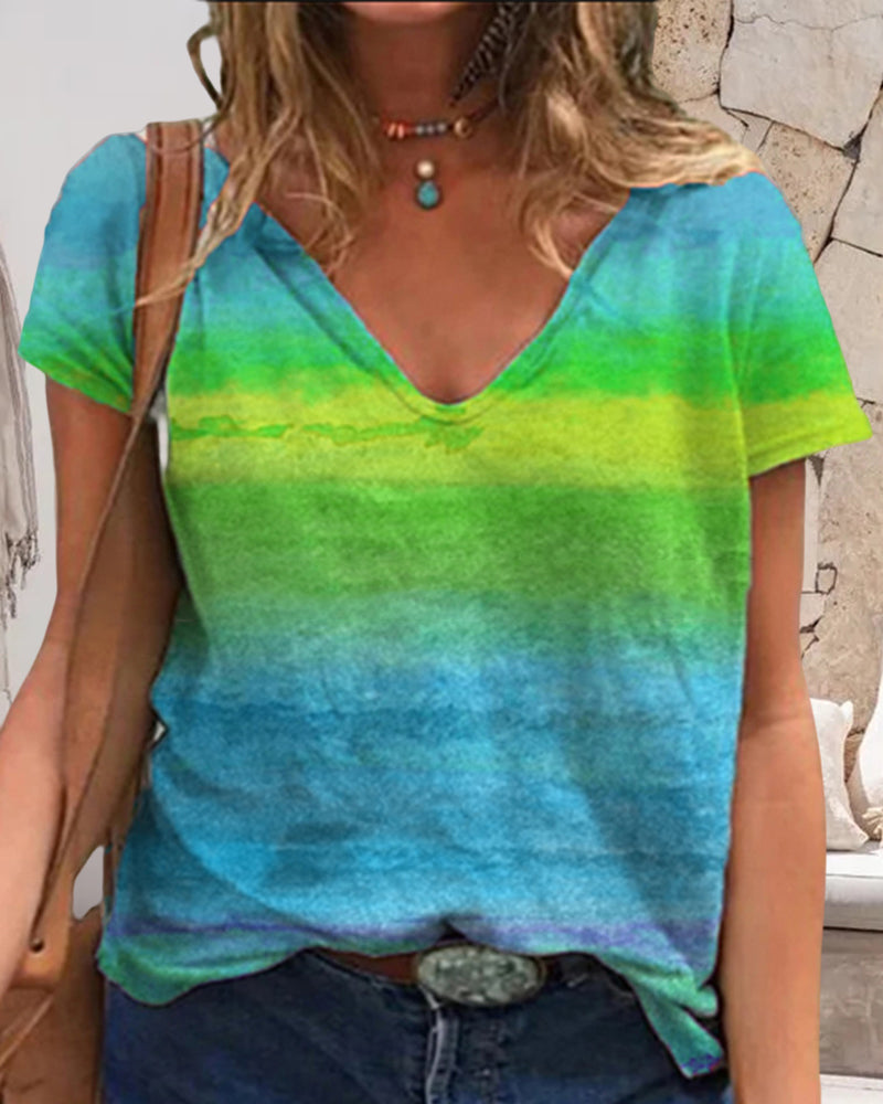 T-shirt casual con scollo a V e stampa arcobaleno