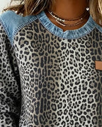 Felpa stampata leopardata con patchwork in denim
