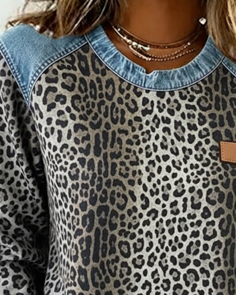 Felpa stampata leopardata con patchwork in denim