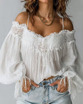Top con spalline scoperte, pizzo e nappe