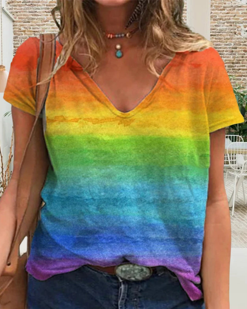 T-shirt casual con scollo a V e stampa arcobaleno