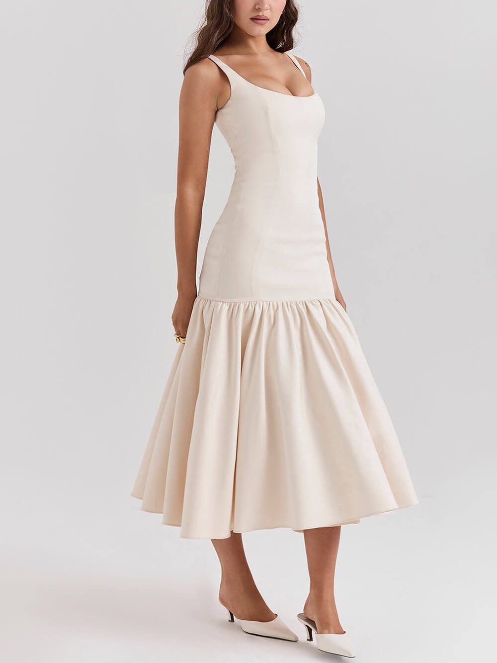 Abito midi elegante con scollo quadrato e spalline larghe con vita scesa
