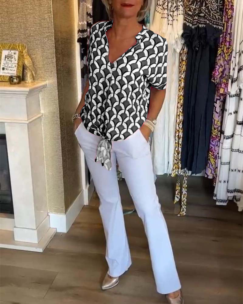 Top casual stampato a maniche corte e scollo a V