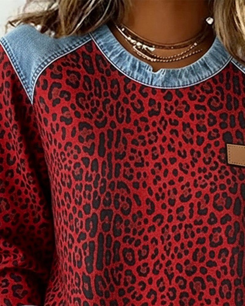 Felpa stampata leopardata con patchwork in denim