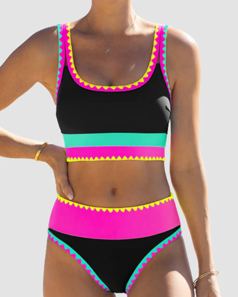 Elegante costume da bagno a tre pezzi con blocchi di colore
