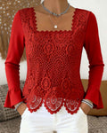 Camicetta all'uncinetto con scollo ampio e dettagli patchwork