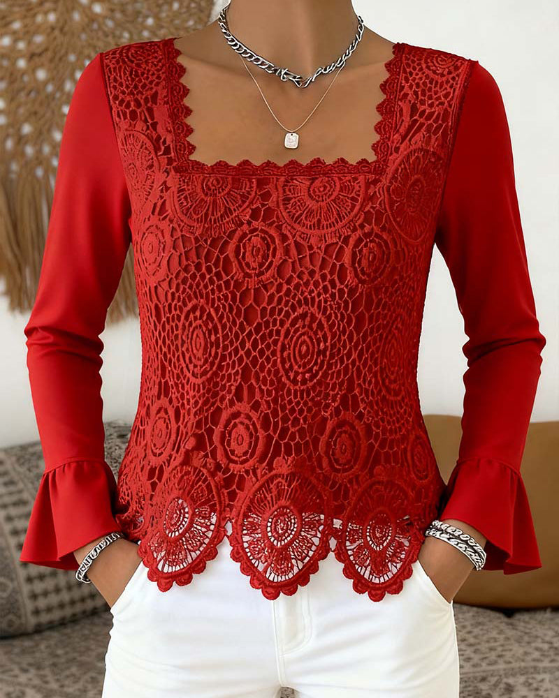 Camicetta all'uncinetto con scollo ampio e dettagli patchwork