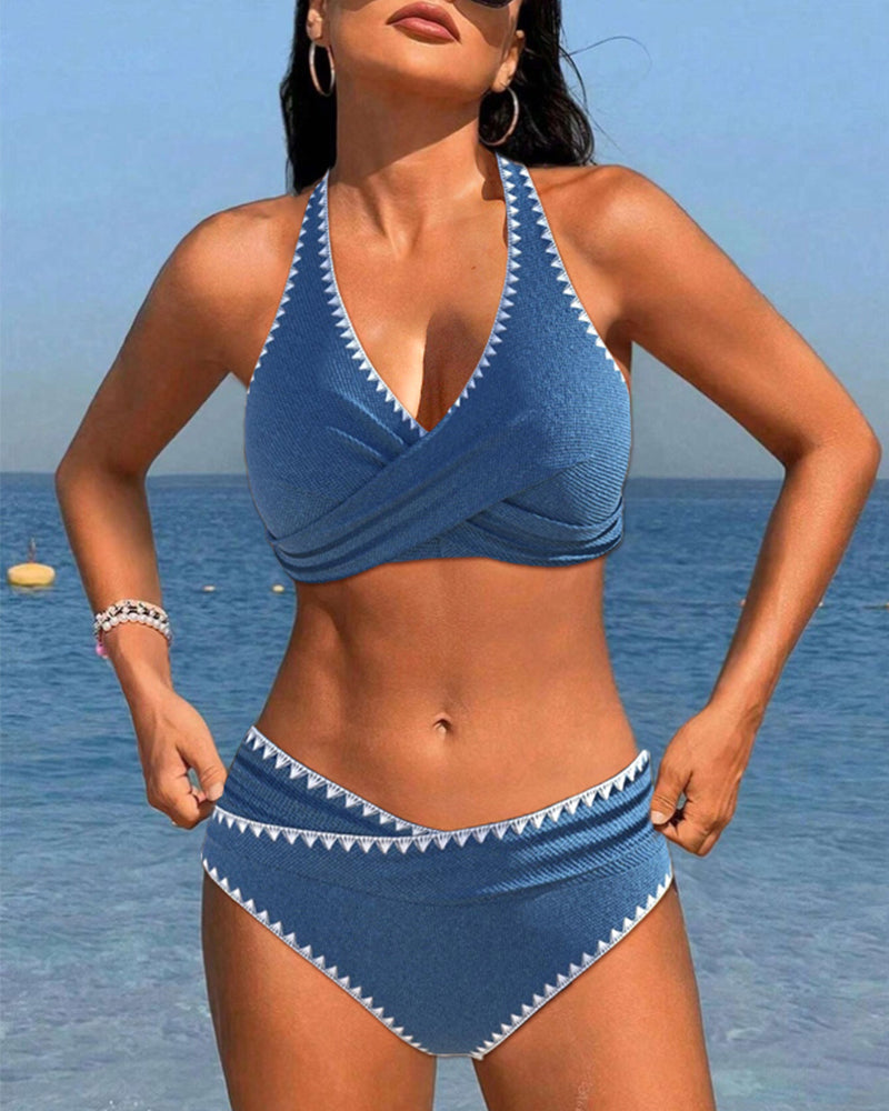 Bikini estivo semplice con scollo all'americana e arricciature