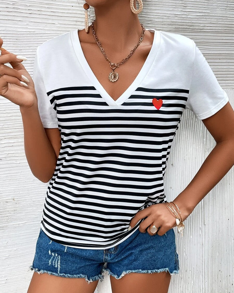 T-shirt versatile a righe con scollo a V