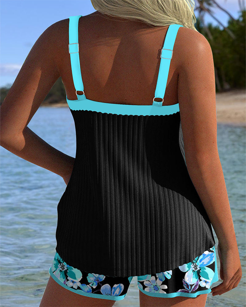 Tankini con scollo a V stampato con pantaloncino sportivo