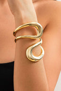 Bracciale dal taglio asimmetrico