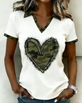 T-shirt Camouflage con Colletto alla Claudine a Cuore