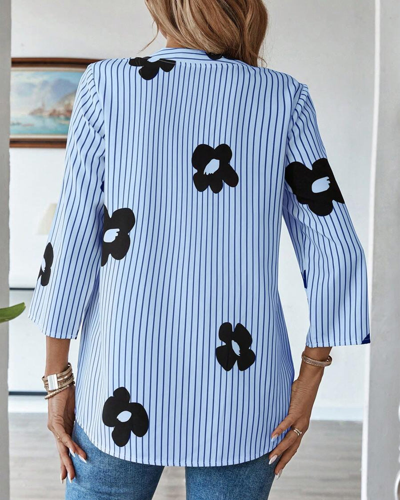 Camicia a righe stampata con scollo a V alla moda