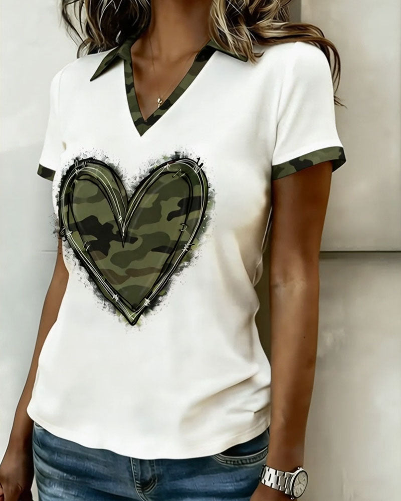 T-shirt Camouflage con Colletto alla Claudine a Cuore