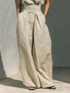 Set composto da blusa senza maniche e pantaloni a gamba larga in misto cotone e lino.