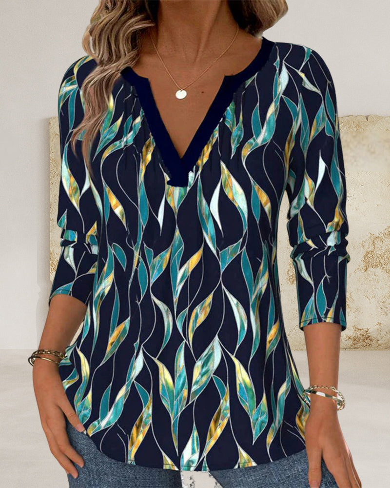 T-shirt casual con stampa foglie e scollo a V