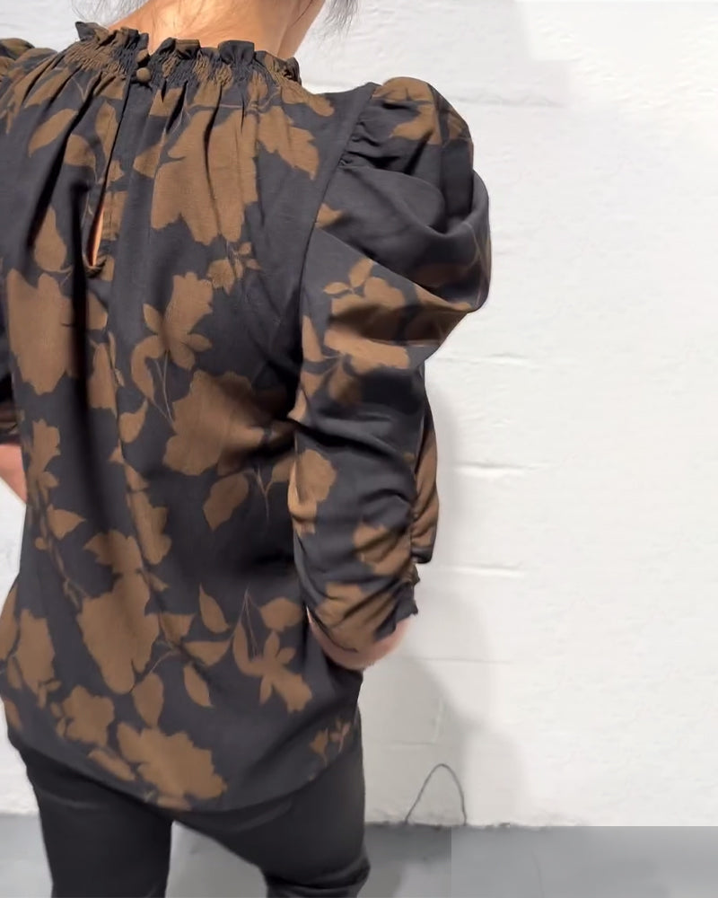 Camicia con maniche a sbuffo e volant