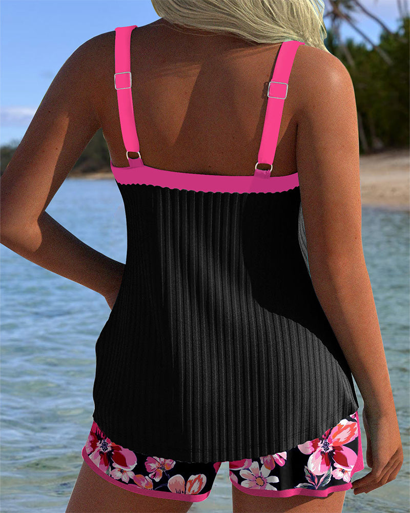 Tankini con scollo a V stampato con pantaloncino sportivo