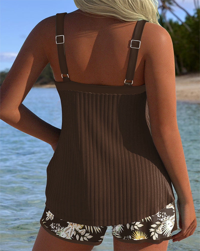 Tankini a righe a due pezzi con pantaloncini da spiaggia