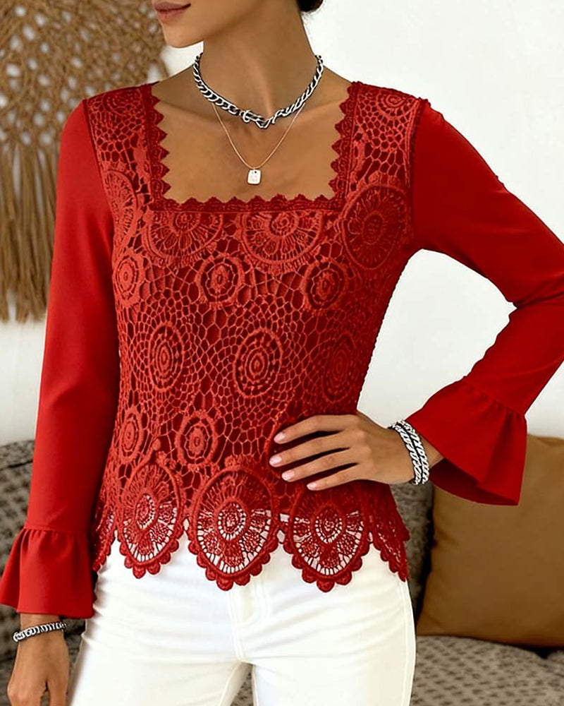 Camicetta all'uncinetto con scollo ampio e dettagli patchwork